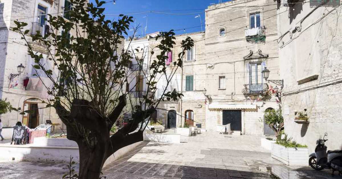 Bari, largo Albicocca: nella "piazza degli innamorati" il Gran Ballo di San Valentino 